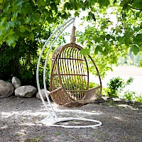 Riippukeinun tukeva metallijalka siirtää rentoutuspaikan ulkoa sisälle – tai toisinpäin