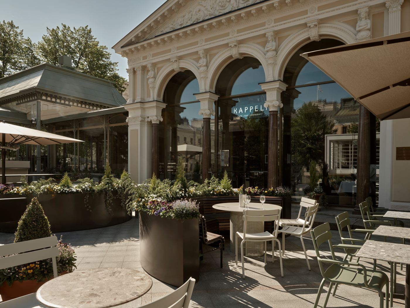 Summasen teräsrakenteet Kappelin terassikalusteissa huomioivat myös kukkaistutukset