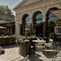 Summasen teräsrakenteet Kappelin terassikalusteissa huomioivat myös kukkaistutukset